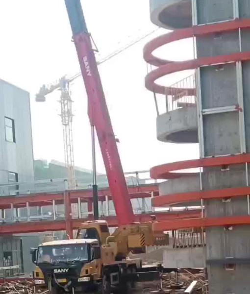 中電四公司初村威高利彤疫苗廠房建設，吊車作業中